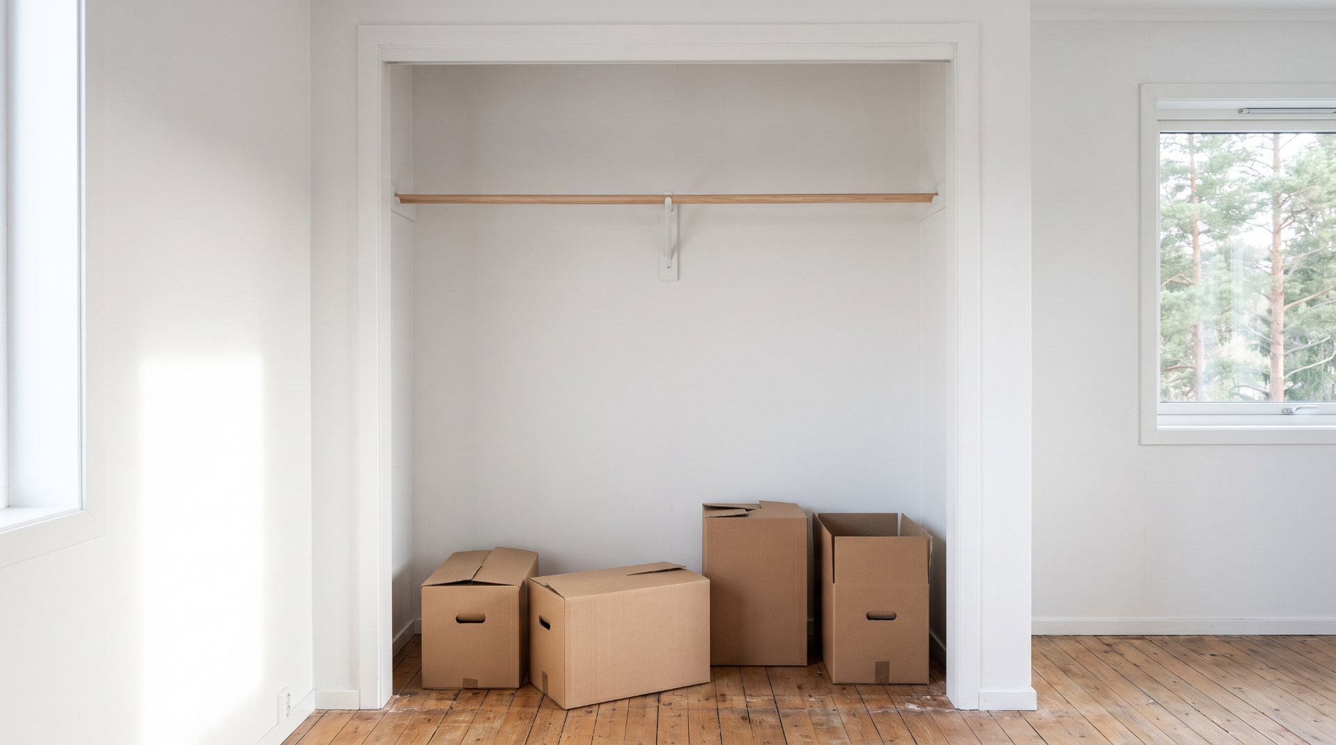 Før: Garderobe i nisje
